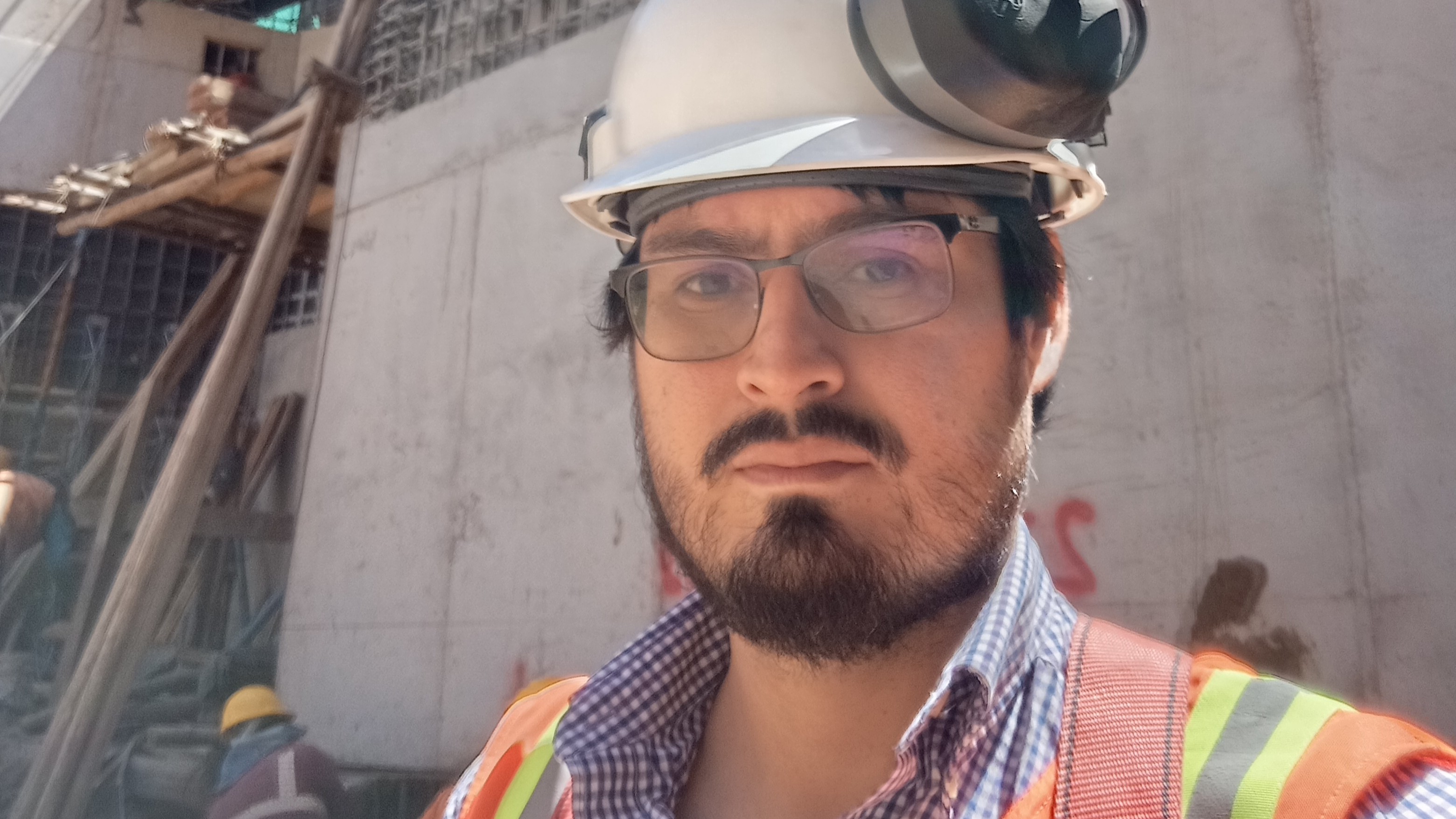 El título dice: Construye tu casa con nosotros, somos especialistas en diseño sismoresistente. Describe que se ofrece servicios de Evaluación Estructural, con una imagen de un proyecto realizado en a una nave industrial en Mera, Ecuador. Contiene el número de contacto 0992621621, y la dirección Riobamba, Monseñor Alberto Ordoñez y Edelberto Bonilla Oleas para agendar una cita.